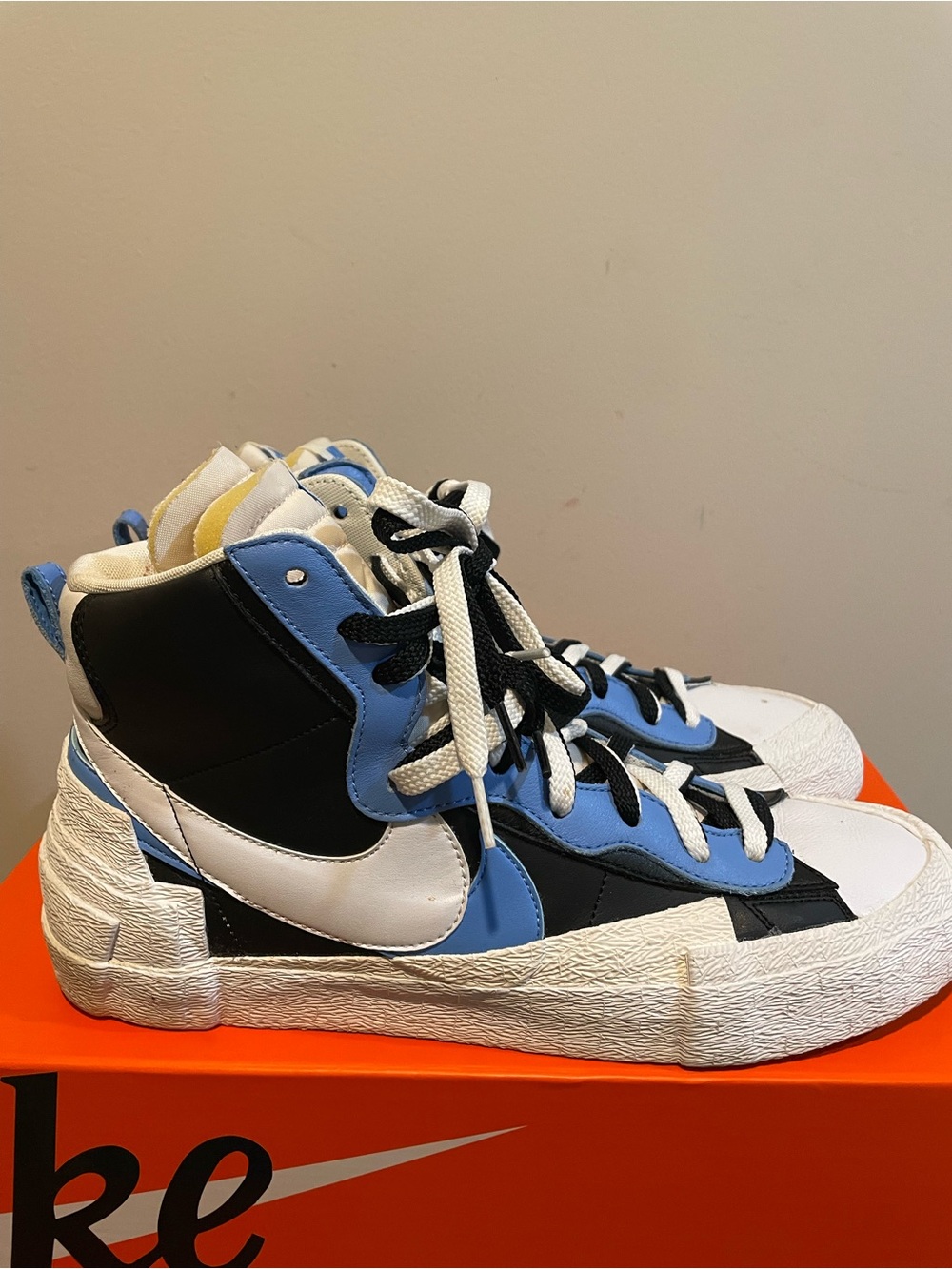 Nike Blazer Mid / Sacai in Black, White & University Blue